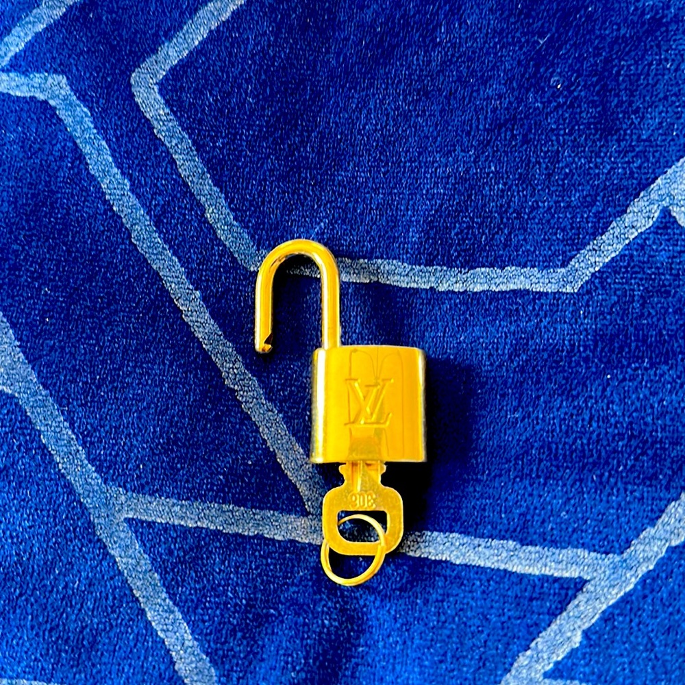Authentic Louis vuitton Lock&Key #306